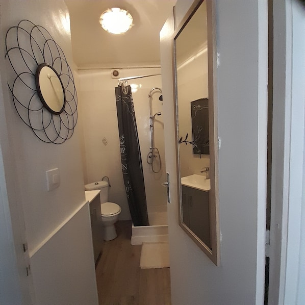 Haartrockner, Handtücher, Seife, Toilettenpapier