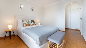 4 chambres, fer et planche à repasser, lit de bébé portatif