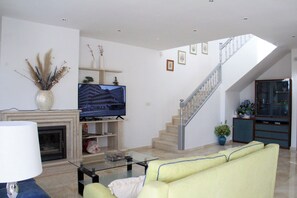 Smart TV - 3 Bed 2 Bath Townhouse Valencia Villamartin, Beaches & Golf (Orihuela Costa)