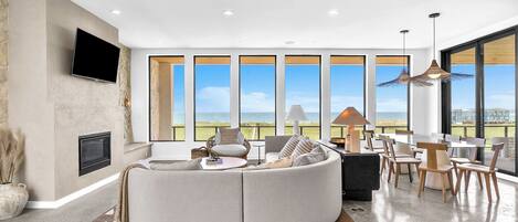 テレビ、暖炉、DVD プレーヤー、書庫