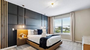 Een moderne slaapkamer met een bed, nachtkastje en een raam met gordijnen.