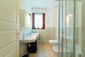 Apartment, Balkon | Badezimmer | Dusche, kostenlose Toilettenartikel, Haartrockner, Bidet