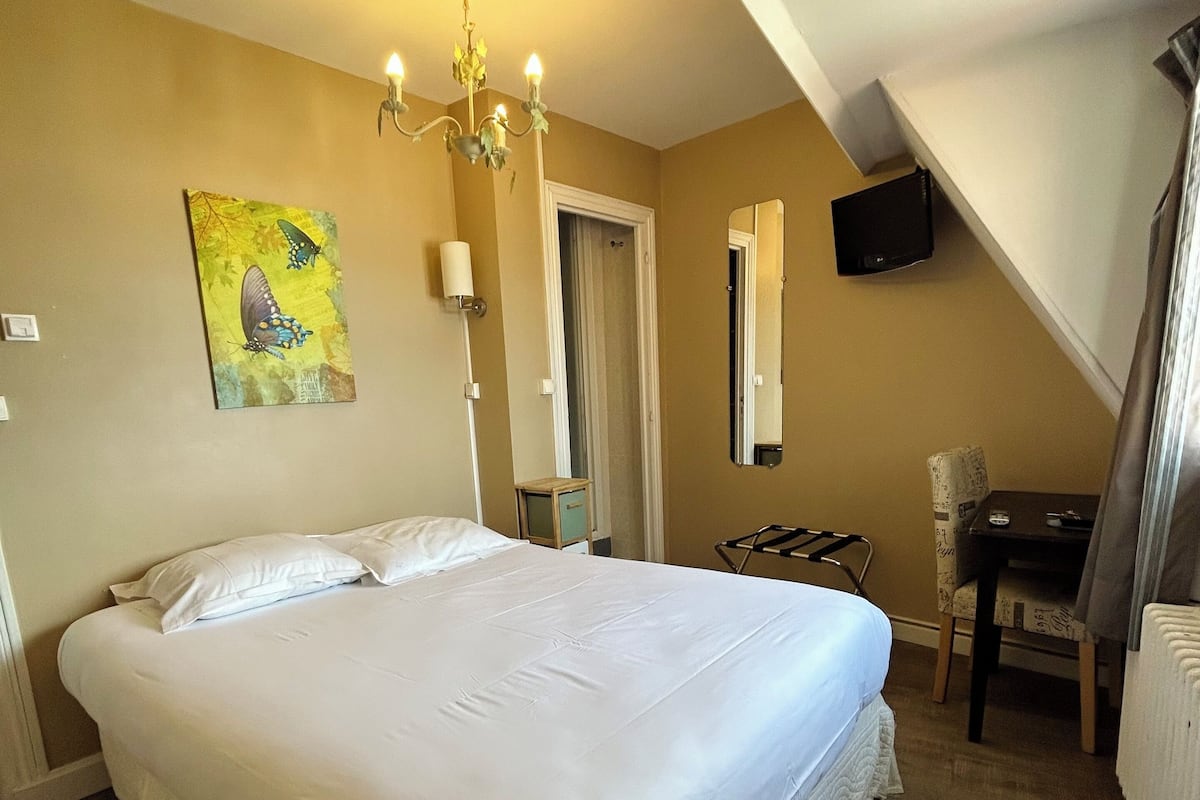 Habitación doble Confort, vista al mar | Tabla de planchar con plancha, wifi gratis y ropa de cama