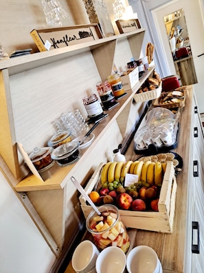 Daily buffet breakfast for a fee - Hotel de la Mer (Blonville-sur-Mer)
