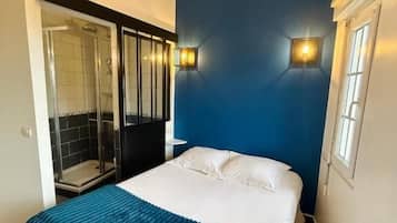 Tabla de planchar con plancha, wifi gratis, ropa de cama