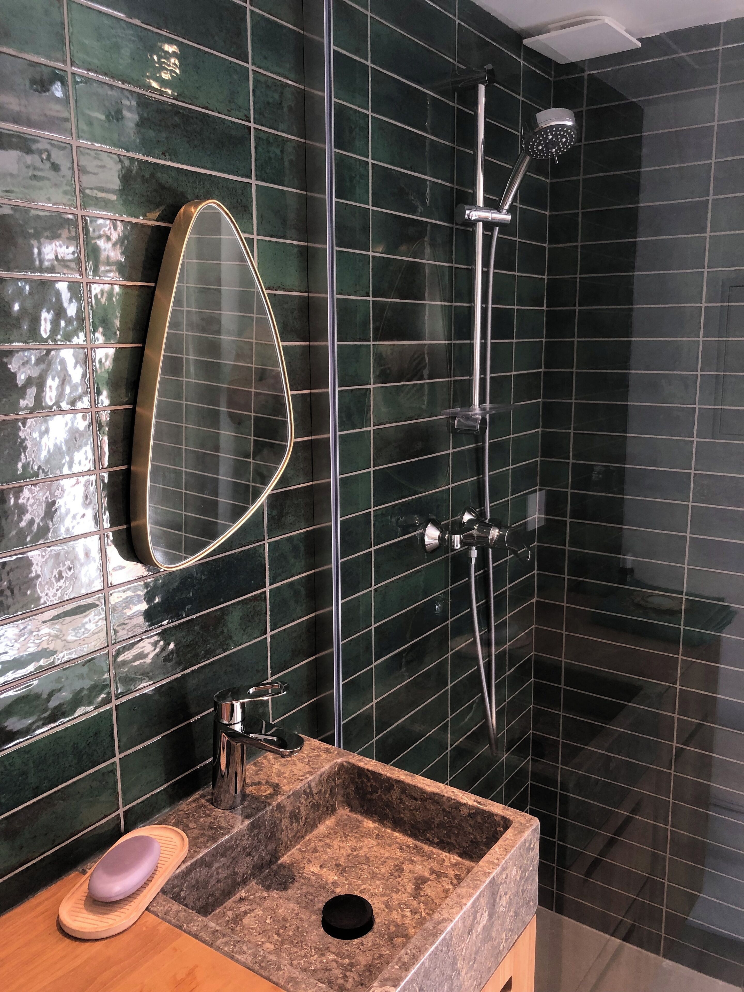 Douche, sèche-cheveux, serviettes fournies, savon