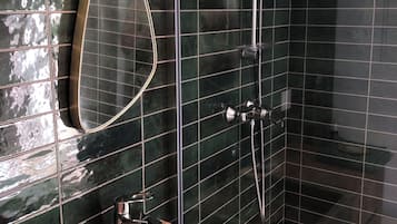 Douche, sĂšche-cheveux, serviettes fournies, savon