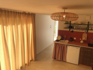 Een koelkast, een microgolfoven, een kookplaat, een waterkoker