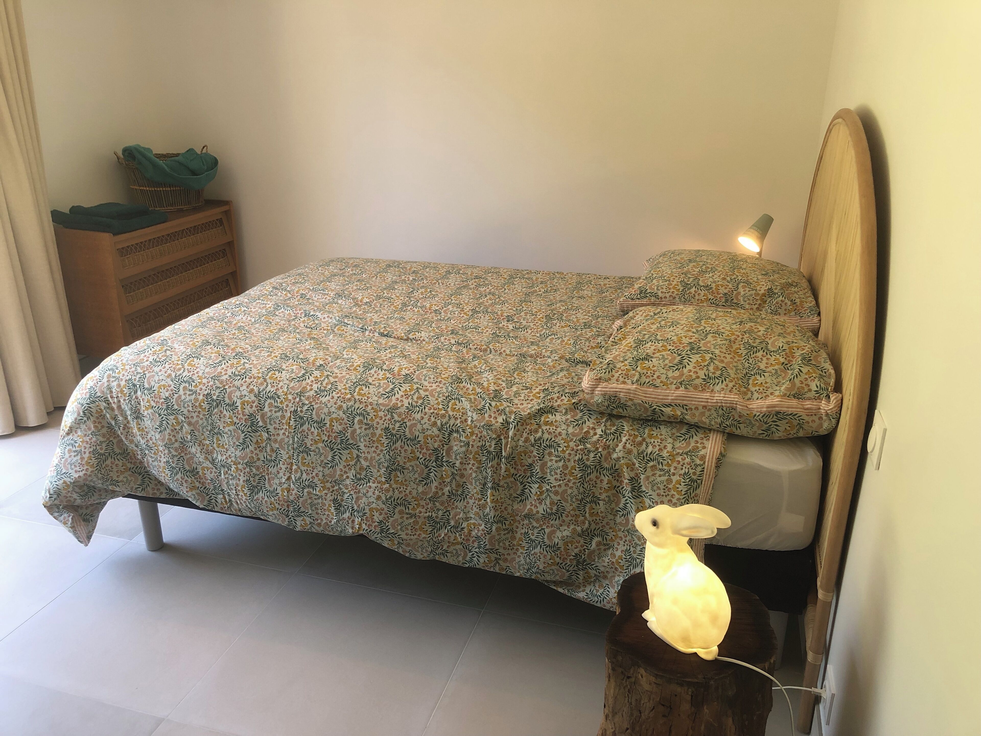 1 bedroom, bed sheets