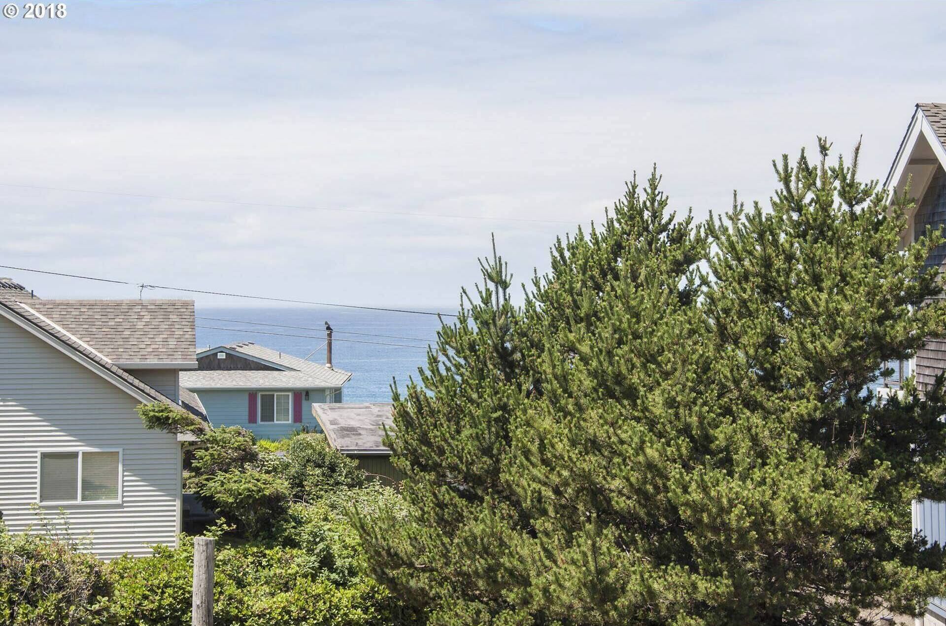 Serene 5-bedroom home; 2 living rooms, deck and views - 2 blocks to beach access