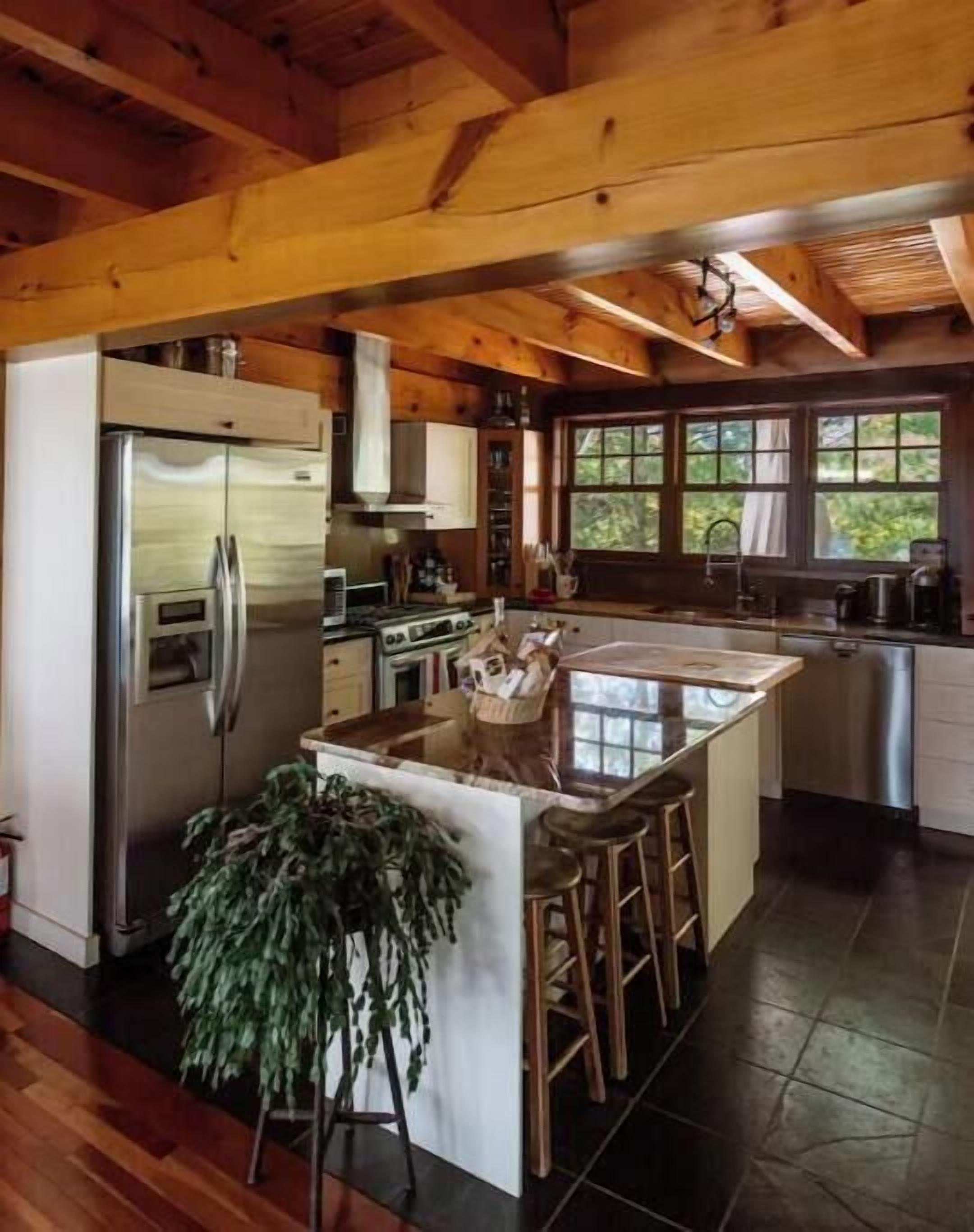 雪櫃、洗碗機、餐桌