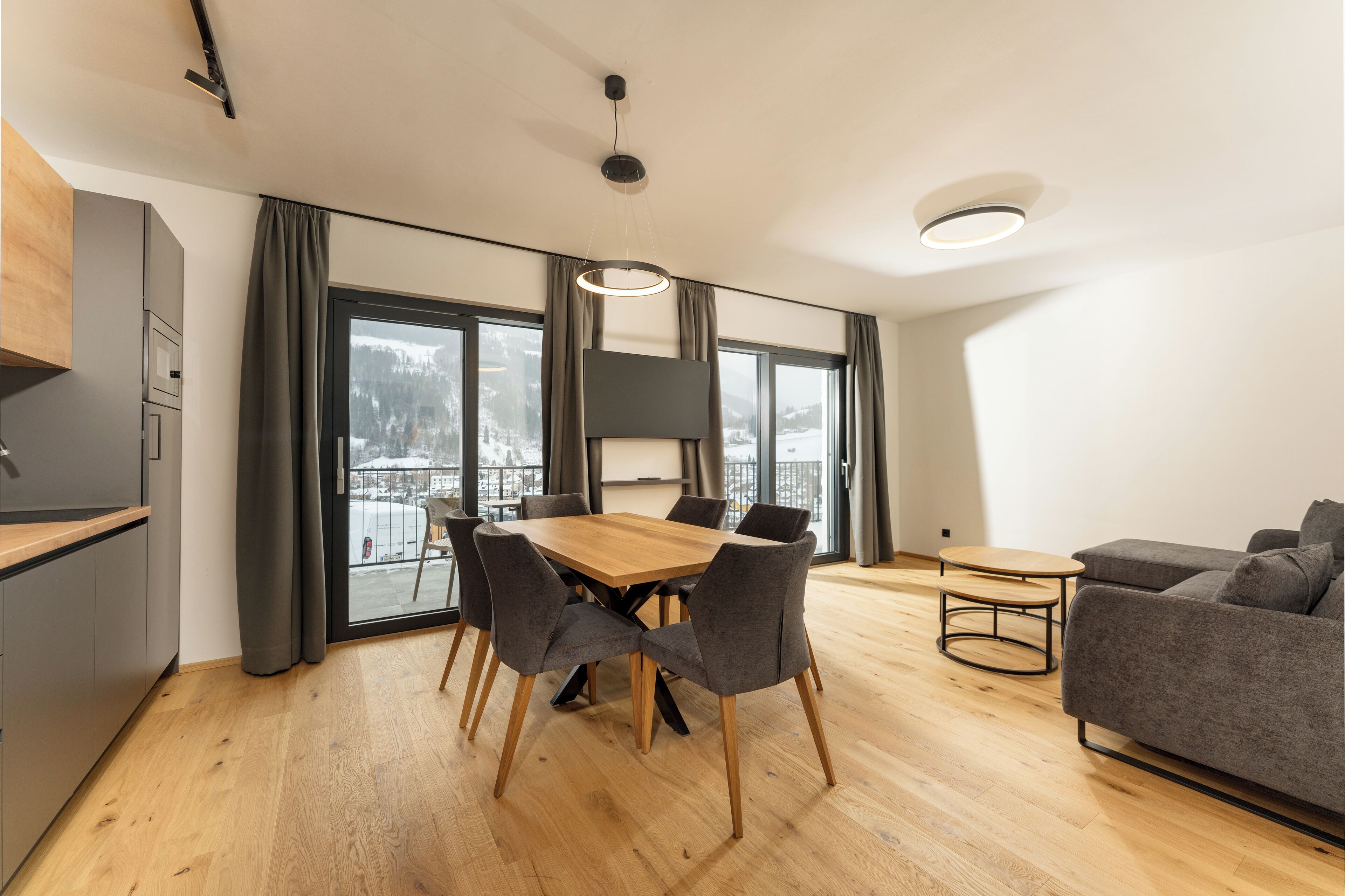 Superior-Apartment, Balkon, Bergblick | Wohnbereich | 50-Zoll-Flachbildfernseher mit Kabelempfang