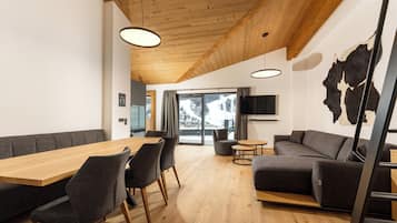 Penthouse TYP 1 | Vardagsrum | 50-tums platt-tv med kabelkanaler