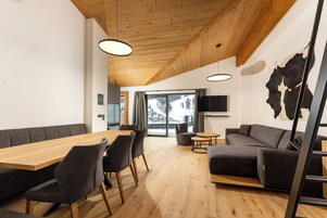 Penthouse TYP 1 | Vardagsrum | 50-tums platt-tv med kabelkanaler