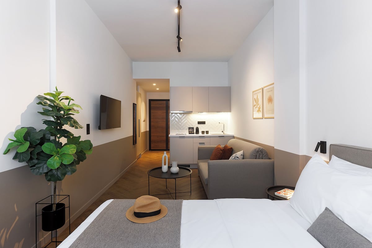 Estudio superior, cocineta | 1 habitación, caja de seguridad en la habitación y escritorio