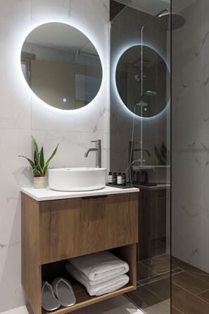 Estudio superior, cocineta | Baño | Regadera, secadora de cabello, toallas, jabón 