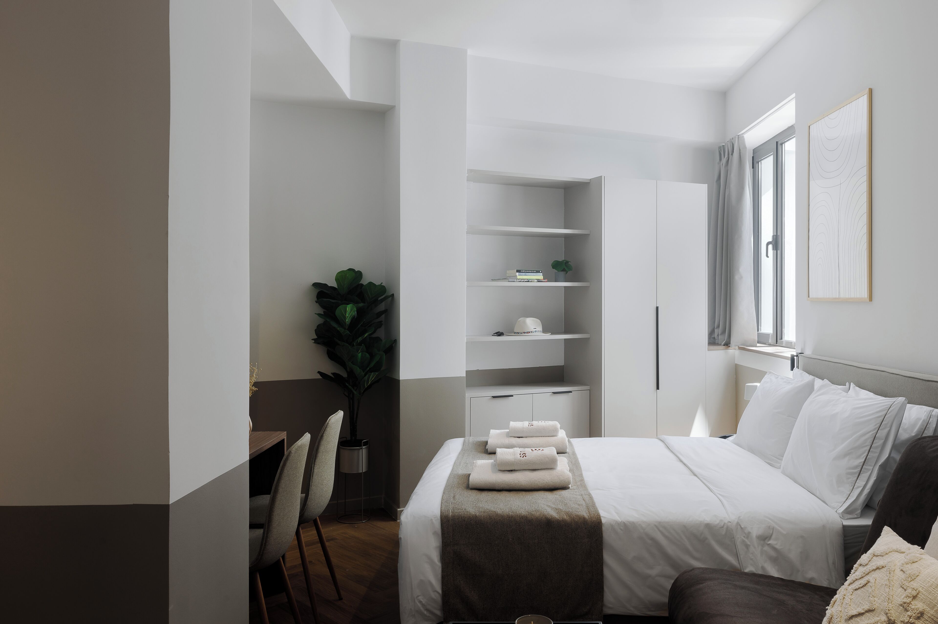 Deluxe Studio, Kitchenette | In-room safe, desk, blackout drapes, soundproofing