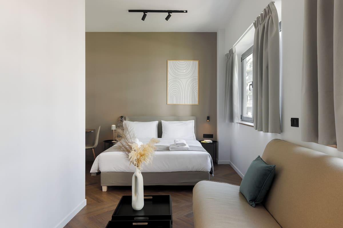 Departamento superior, vista a la ciudad | 1 habitación, caja de seguridad en la habitación y escritorio