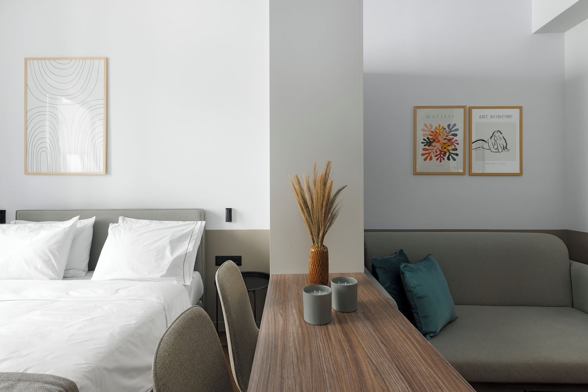 Estudio clásico, cocineta | 1 habitación, caja de seguridad en la habitación y escritorio