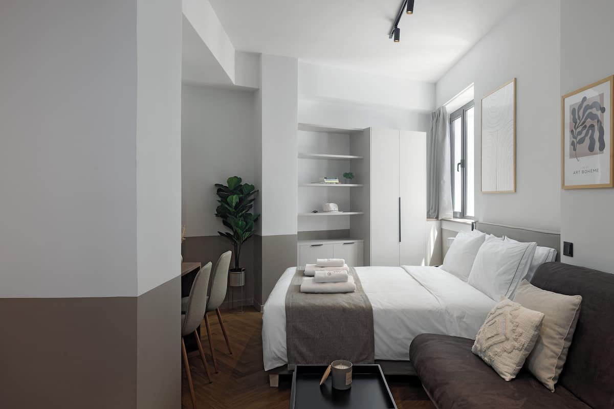 Estudio Deluxe, cocineta | 1 habitación, caja de seguridad en la habitación y escritorio