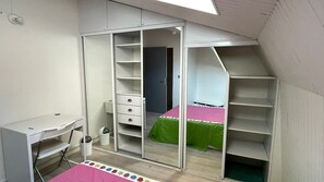 Classic Room | Desk, free WiFi - Bright bedroom in a family house (Paris)