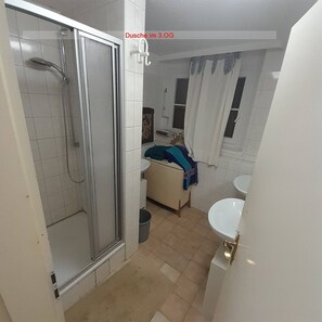 Dortoir Partagé, 6 chambres, fumeurs, balcon | Salle de bain