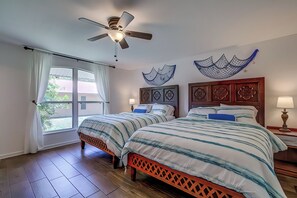 2 bedrooms, desk, iron/ironing board, free WiFi - Charming Nature Coast Bungalow in Crystal River (Crystal River)