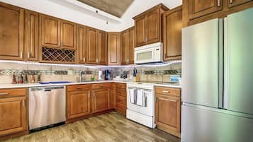 Microondas, horno, parrilla de estufa y lavavajillas