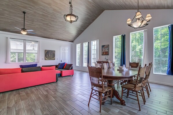 Dining - Charming Nature Coast Bungalow in Crystal River (Crystal River)