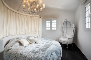 6 bedrooms, iron/ironing board, WiFi, bed sheets