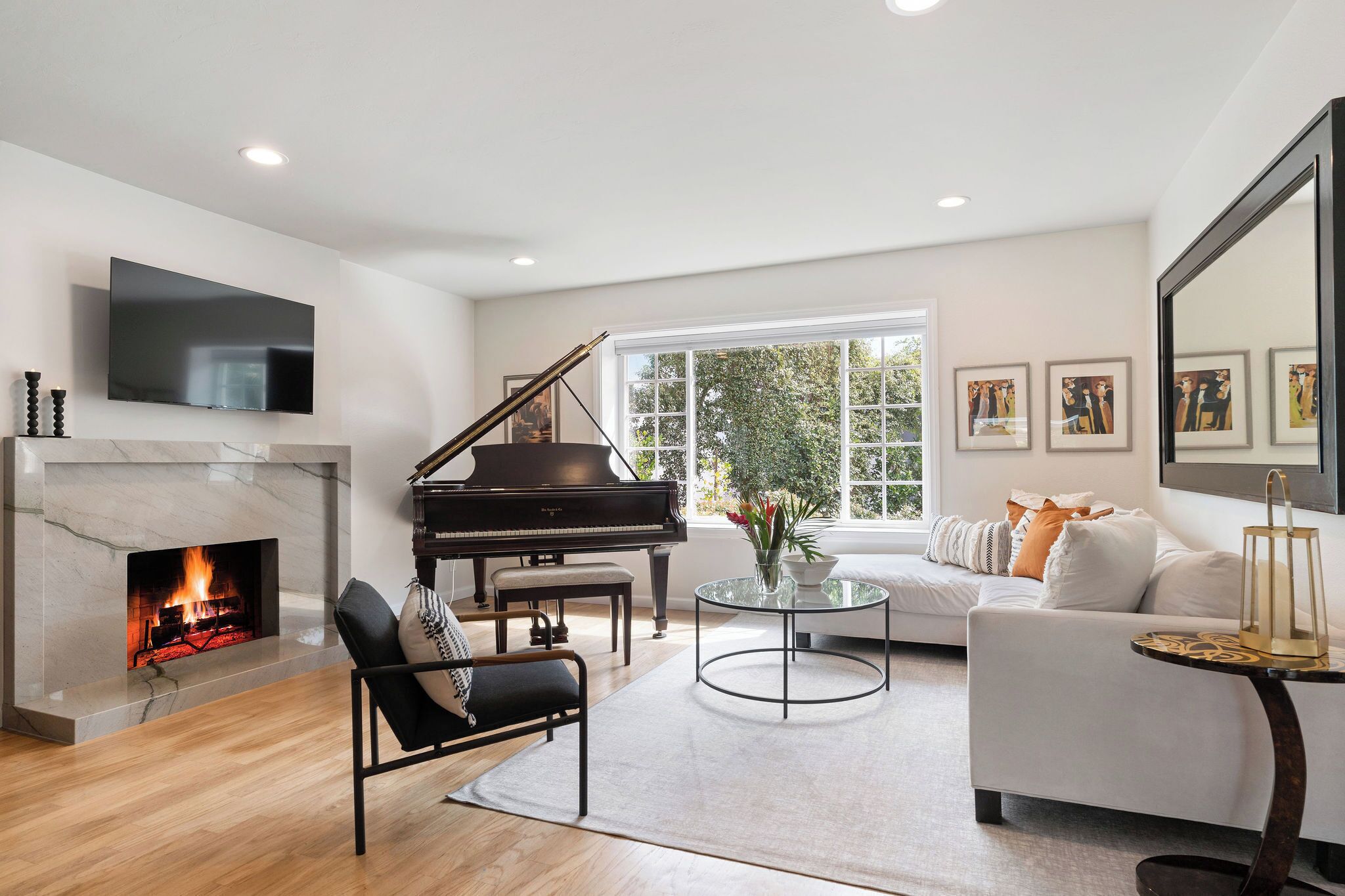 スマートテレビ、暖炉、書庫