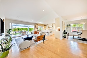 Smart TV, fireplace, books - Coastal Garden Retreat w/ 70s Playhouse (Encinitas)