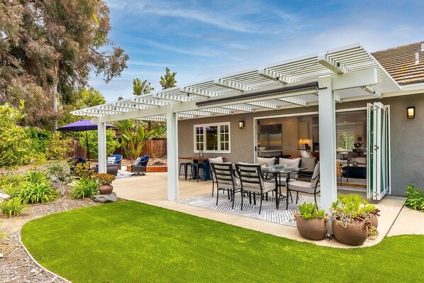 Outdoor dining - Coastal Garden Retreat w/ 70s Playhouse (Encinitas)