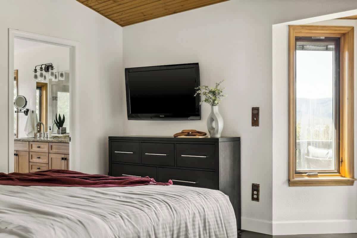 3 bedrooms, desk, iron/ironing board, travel crib