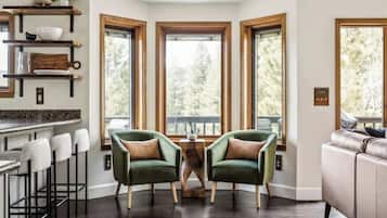 Televisio, takka, työhuone