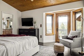 3 soverom, skrivebord, strykejern/-brett og reiseseng for barn