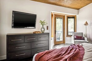 3 bedrooms, desk, iron/ironing board, travel cot
