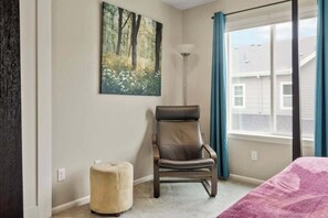 3 bedrooms, desk, iron/ironing board, WiFi - Sunny & Quaint Hidden Gem w/ Office | Dog Friendly (Westminster)