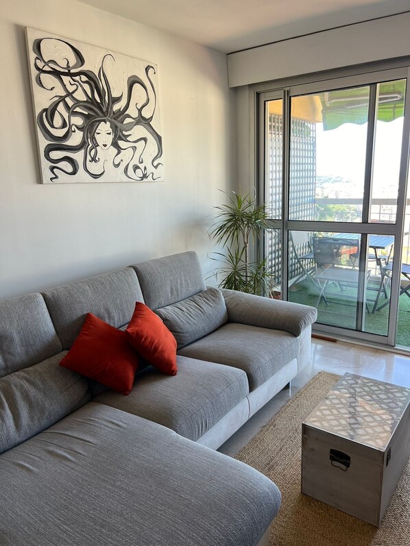 Living area - Charming & Quiet 3P Panoramic view / Private farm parking (Nice)