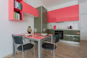 Appartement | Cuisine privée | Réfrigérateur, four, plaque de cuisson, bouilloire électrique