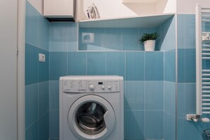Căn hộ | Phòng tắm | Buồng tắm vòi sen, máy sấy tóc, chậu vệ sinh/vòi rửa, khăn tắm