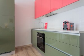 Appartement | Privékeuken | Een koelkast, een oven, een kookplaat, een waterkoker