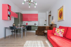 Appartement | Privékeuken | Een koelkast, een oven, een kookplaat, een waterkoker