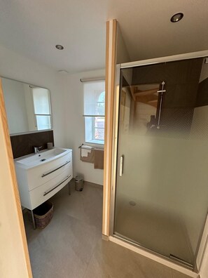 Dusche, Haartrockner, Handtücher, Toilettenpapier