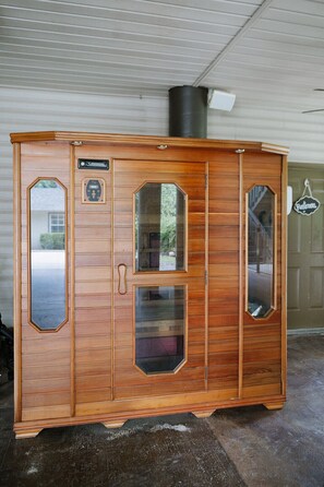 Interior - Pool, Hot Tub, Deck, King Bed (Hammond)