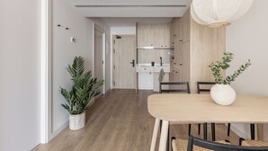 Een moderne keuken met houten kastjes en een centraal eiland.