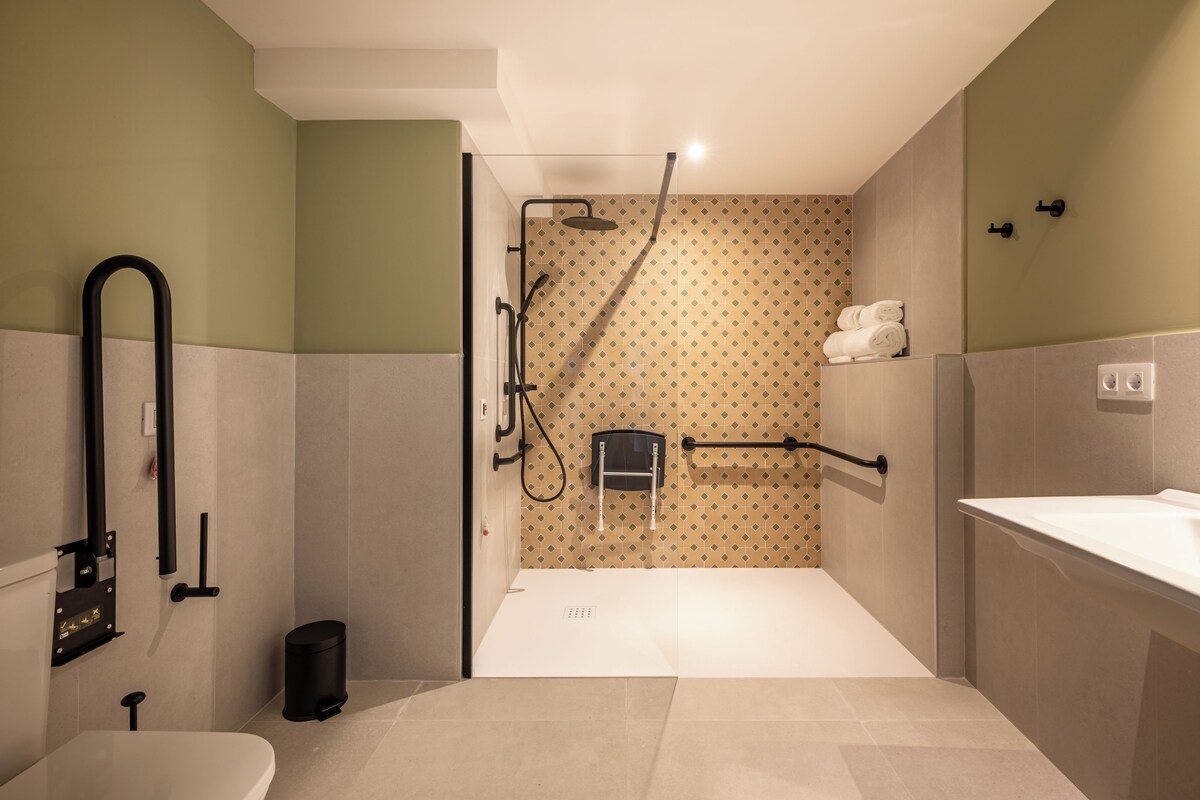 Badkamer | Een douche, een haardroger, handdoeken, zeep