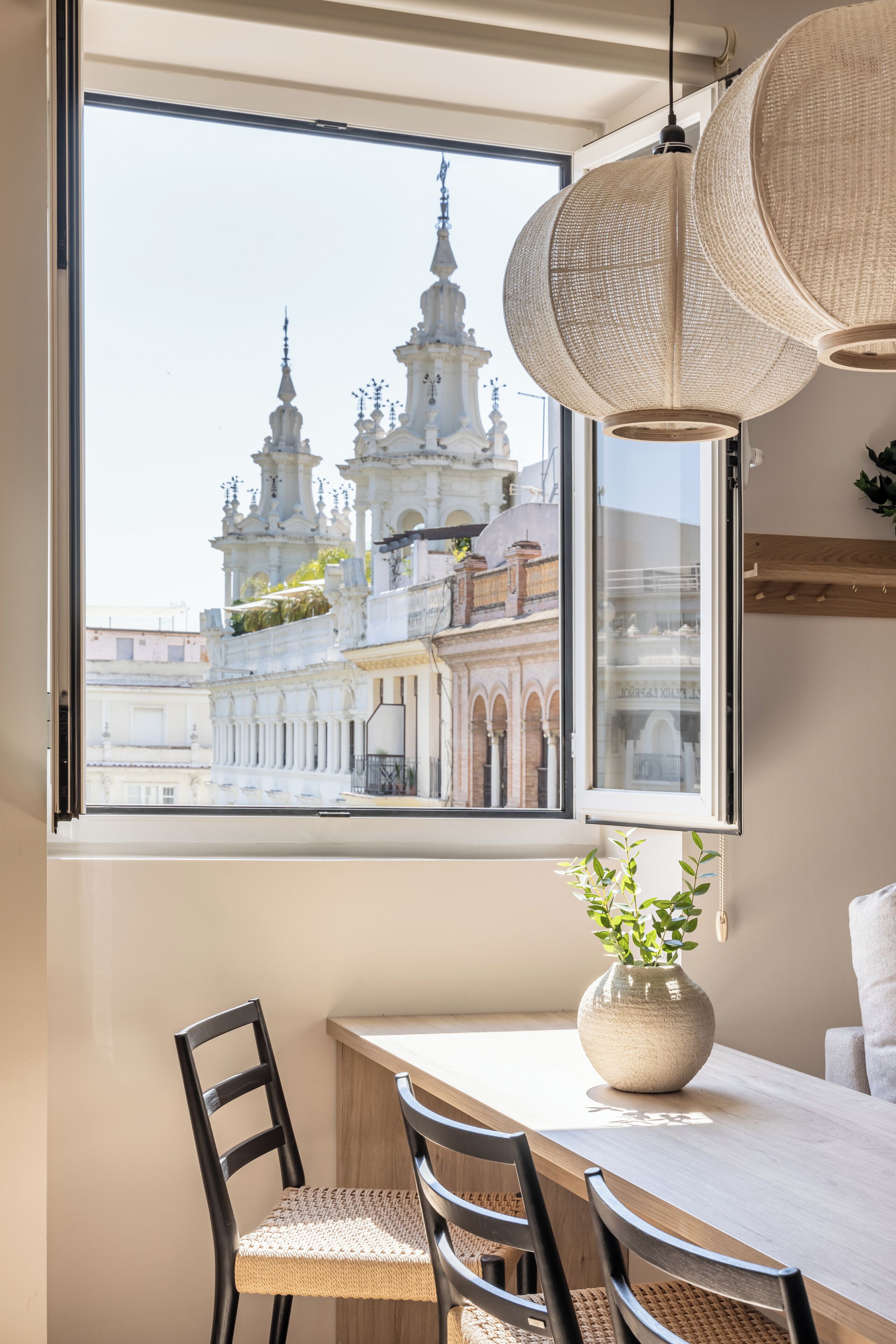 Familie appartement, 1 slaapkamer | Woonruimte | Een 50-inch smart-tv met kabelzenders