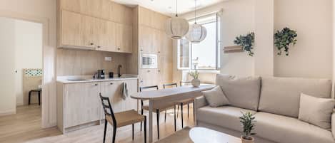 Apartamento família, 1 quarto | Área de estar | Smart TV 50 polegadas com canais a cabo