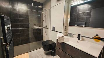 Een haardroger, handdoeken, zeep, shampoo